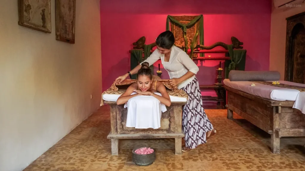 Hotel Tugu Bali wellness hotel: An artistic and culturally rich spa treatment area.