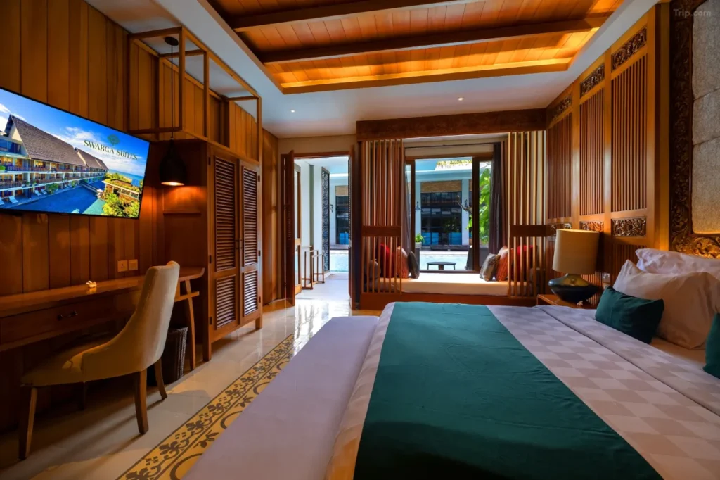 Swarga Suites Bali Berawa features its modern pool area surrounded by lush greenery and comfortable loungers. This Canggu resort is known for offering late check-out to its guests.